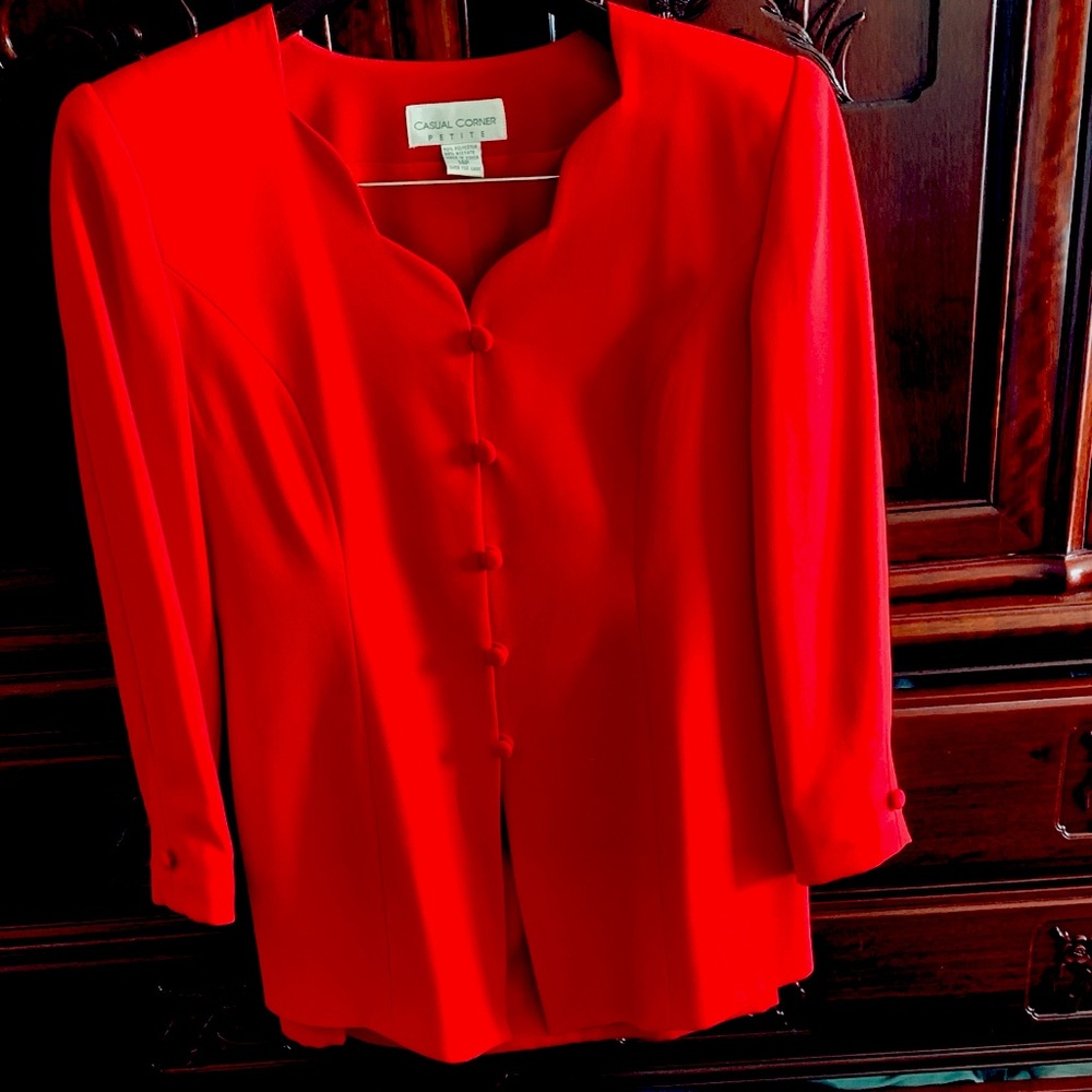 Beautiful skirt dress suit, ideal for office or evening events.